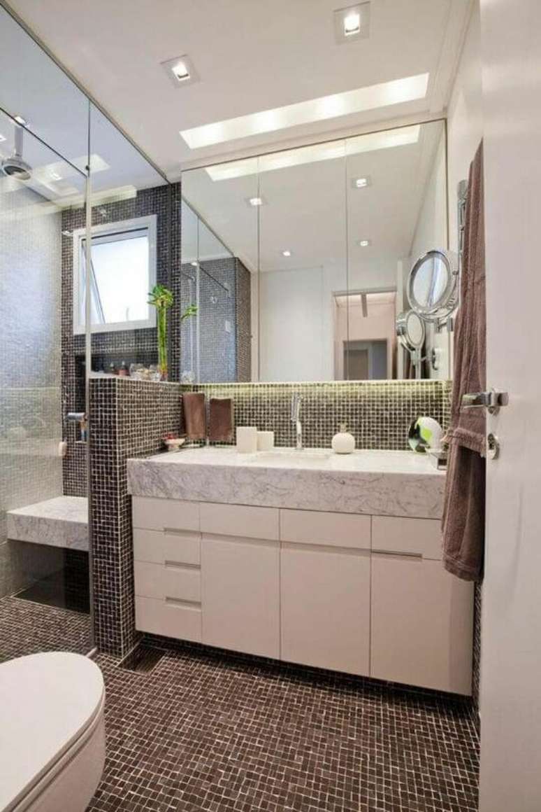 8. Muitos modelos de janela para banheiro s&atilde;o mais modestos. Projeto de Studio Costa Marques