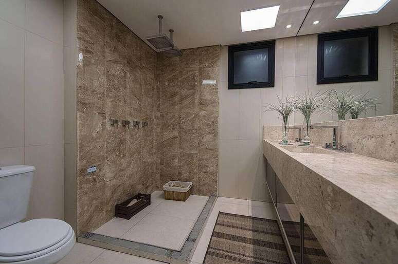 44. A janela para banheiro n&atilde;o necessita ficar sempre na regi&atilde;o do box. Projeto de Marel &ndash; Grupo Factory