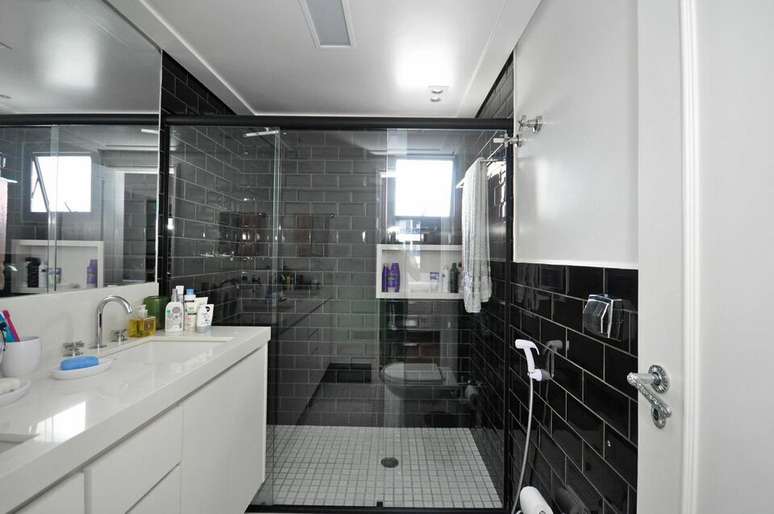 58. A janela para banheiro é ainda mais importante para cômodos com decoração preta. Projeto de Condecorar Arquitetura e Interiores