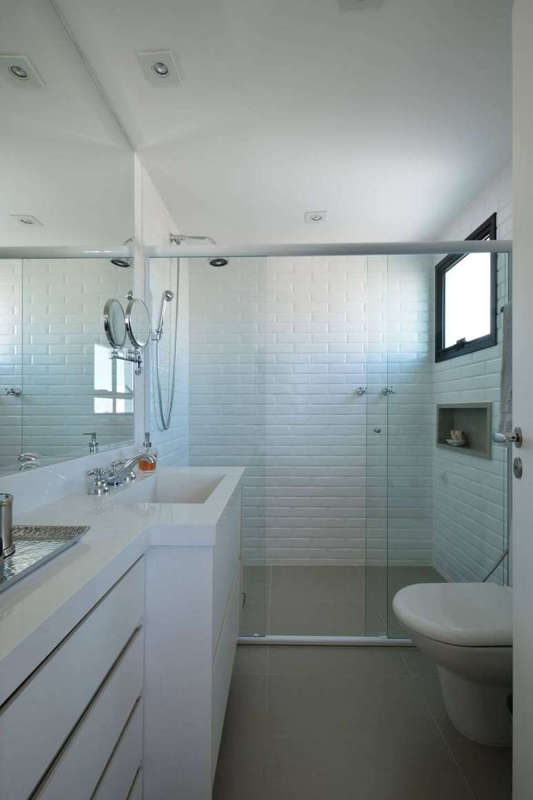 62. A ilumina&ccedil;&atilde;o oferecida pela janela para banheiro deve ser equilibrada. Projeto de Zark Studio Lab