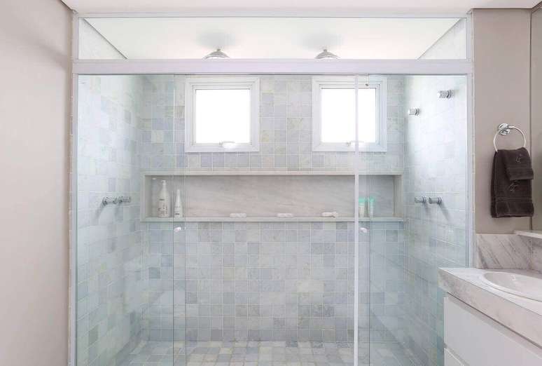 46. Usar mais uma janela para banheiro pode ser uma boa alternativa em cômodos grandes. Projeto de Karen Pisacane