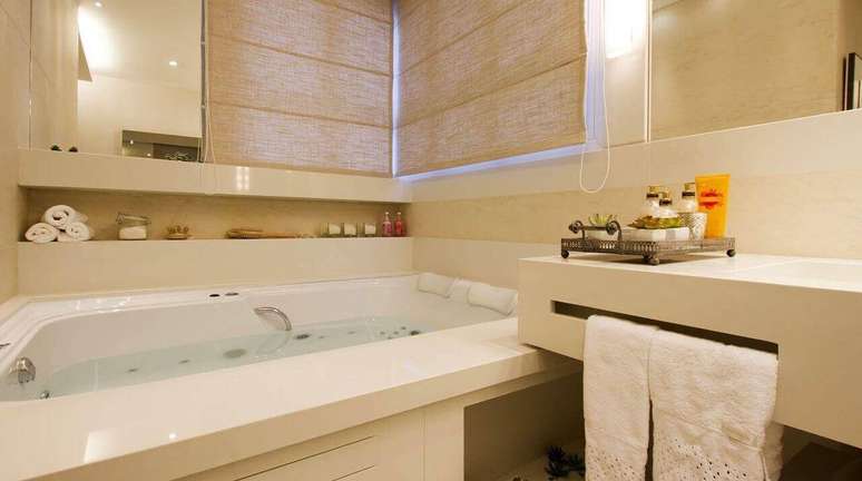 59. A janela para banheiro fica ainda mais cl&aacute;ssica com uma boa persiana de pano. Projeto de Cilene Monteiro Lupi