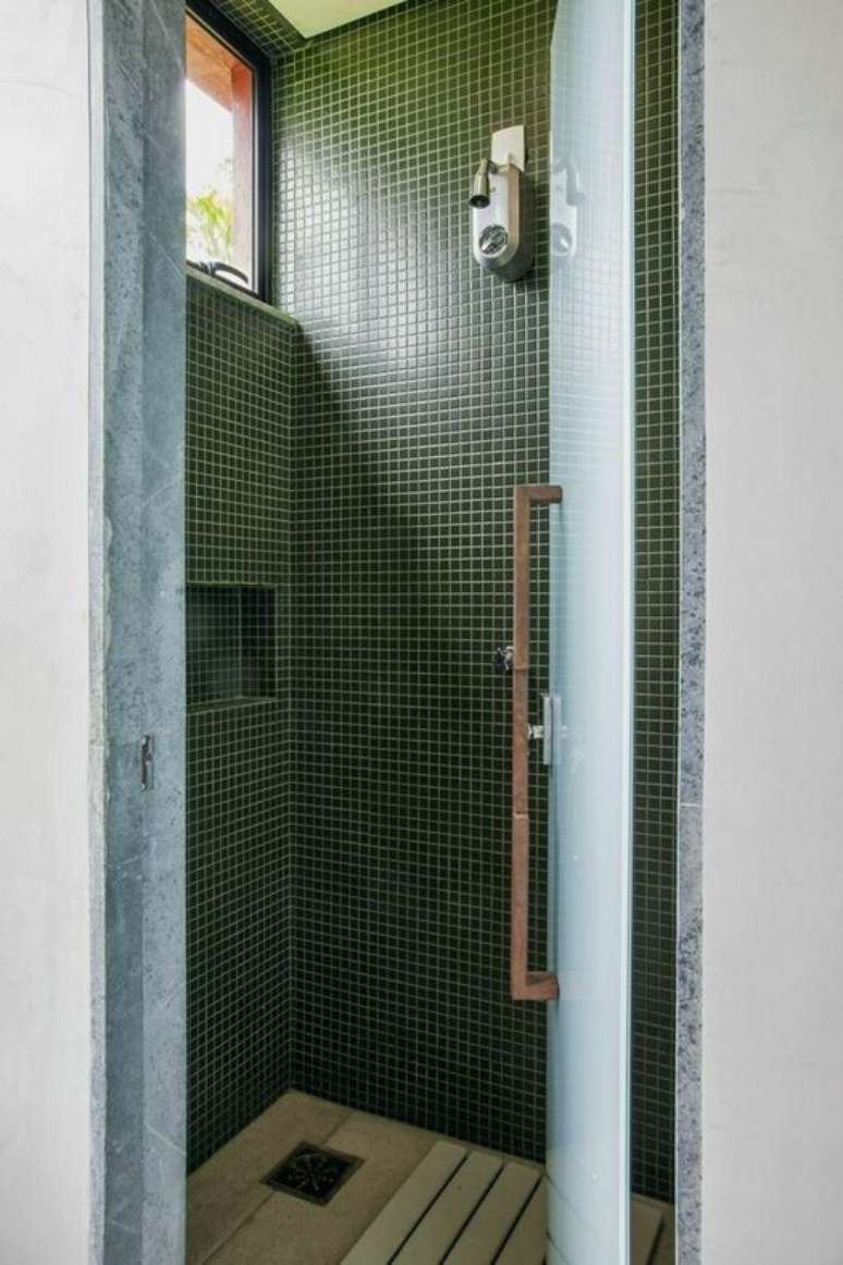 42. Pode ser necess&aacute;rio ter um batente na janela para banheiro. Projeto de Gislene Lopes