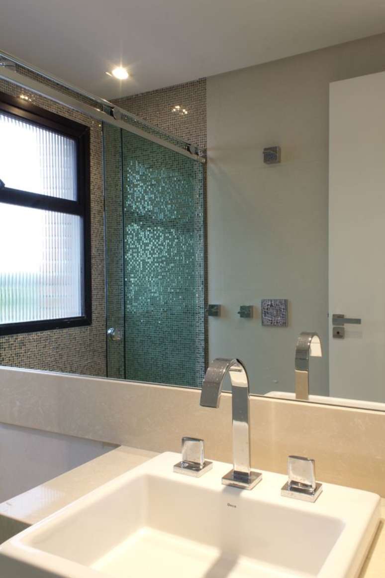 30. A janela para banheiro preta é interessante em cômodos modernos. Projeto de Semíramis Alice Arquitetura & Design