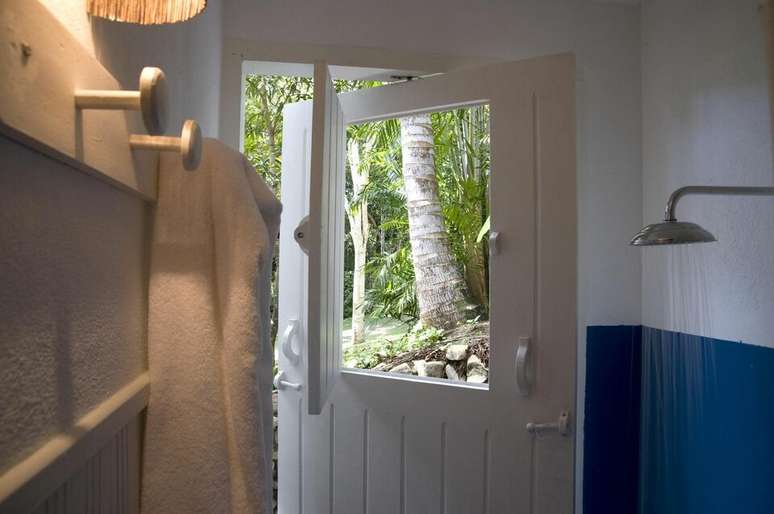64. Há modelos de janela para banheiro que também é uma porta. Projeto de Renata Romeiro