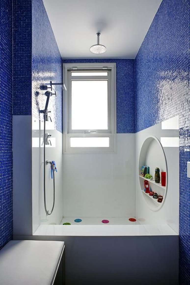 2. A janela para banheiro feita de alumínio possui muitas vantagens. Projeto de Pasxali Semerdjian Arquitetos