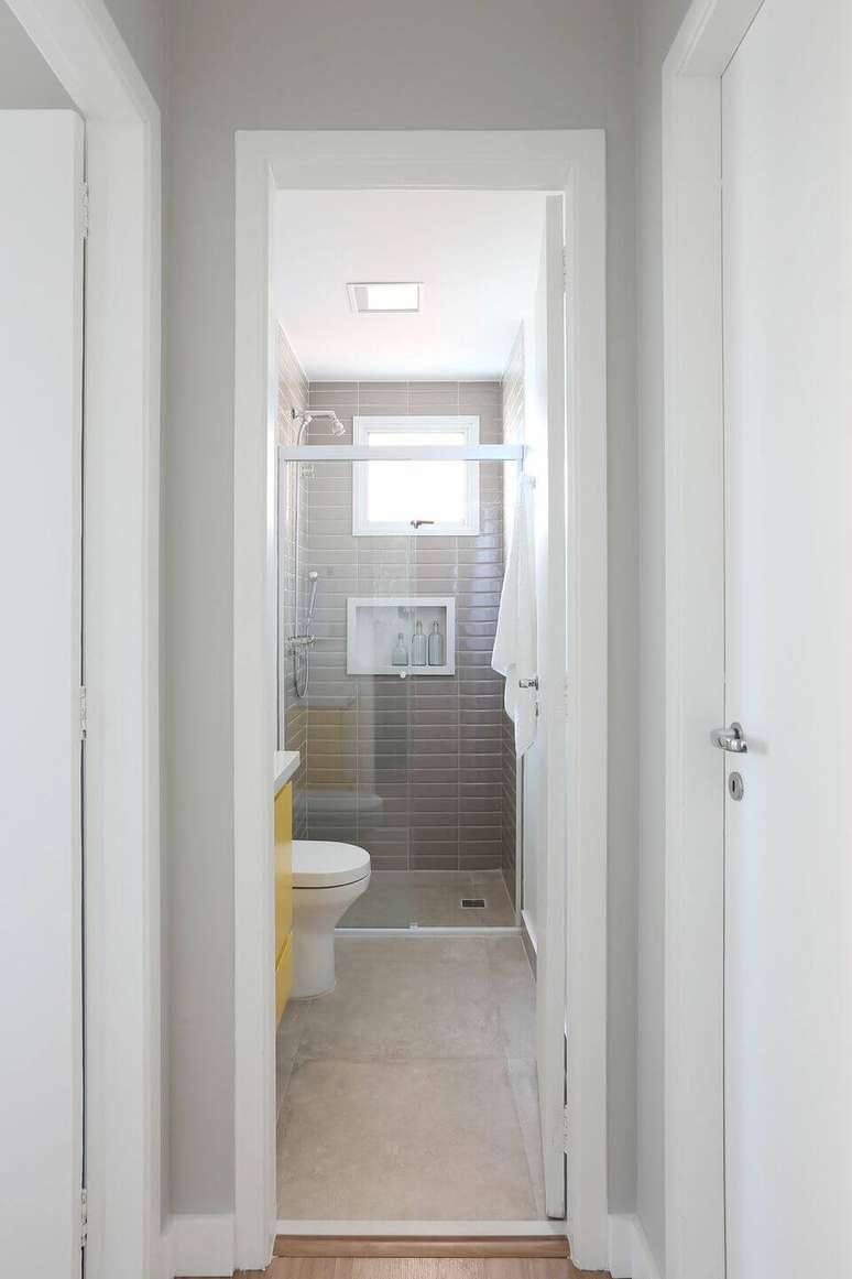 13. A janela para banheiro &eacute; importante em muitos sentidos. Projeto de L&iacute;via Dalmaso