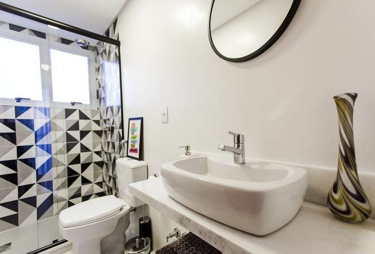 25. A janela para banheiro dupla &eacute; interessante por poder ser aberta de forma parcial. Projeto de Nathalia Bilibio Schwinn