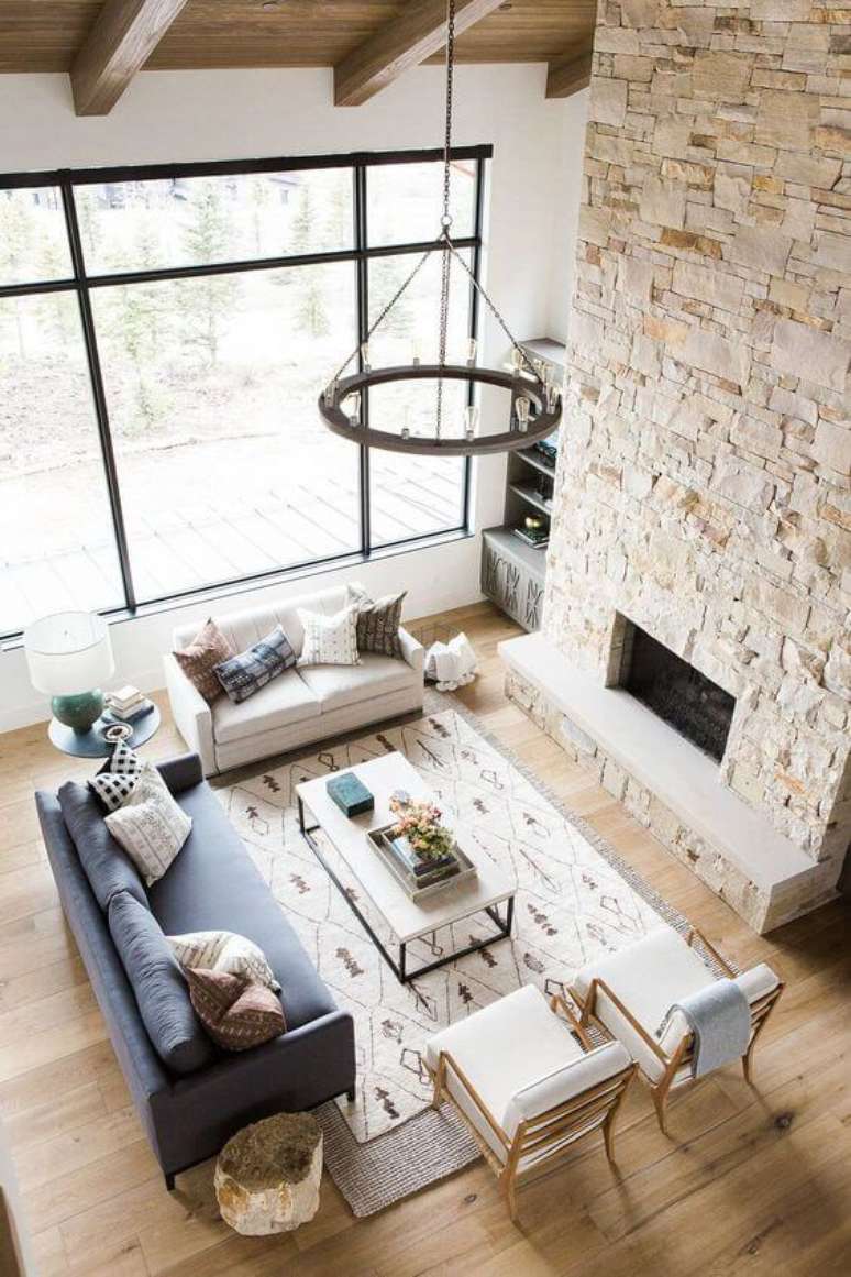 63. A lareira da sala de estar com revestimento de pedras decorativas fica mais agradável e aconchegante. Por: Studio Mcgee