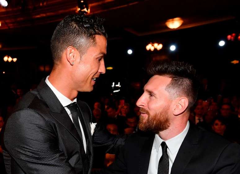 Messi e Cristiano estiveram lado a lado na premiação da Uefa (Foto: Reprodução/Twitter)