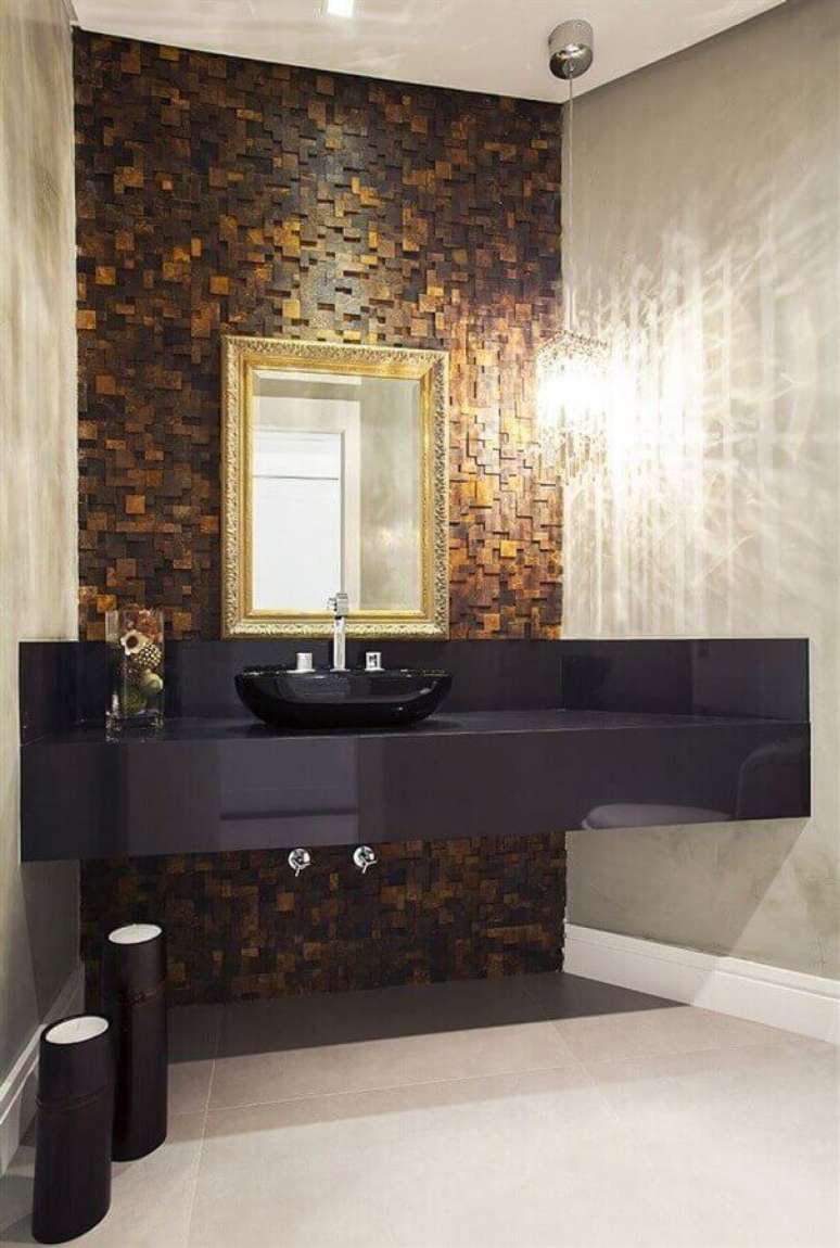 78. Pedras decorativas no revestimento do banheiro com bancada preta. Por: Homify