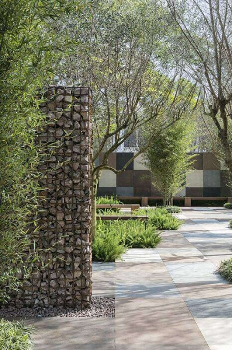 7. Envolver as pedras em grades de ferro é uma forma de deixar o jardim mais urbano. Projeto por Alex Hanazaki.