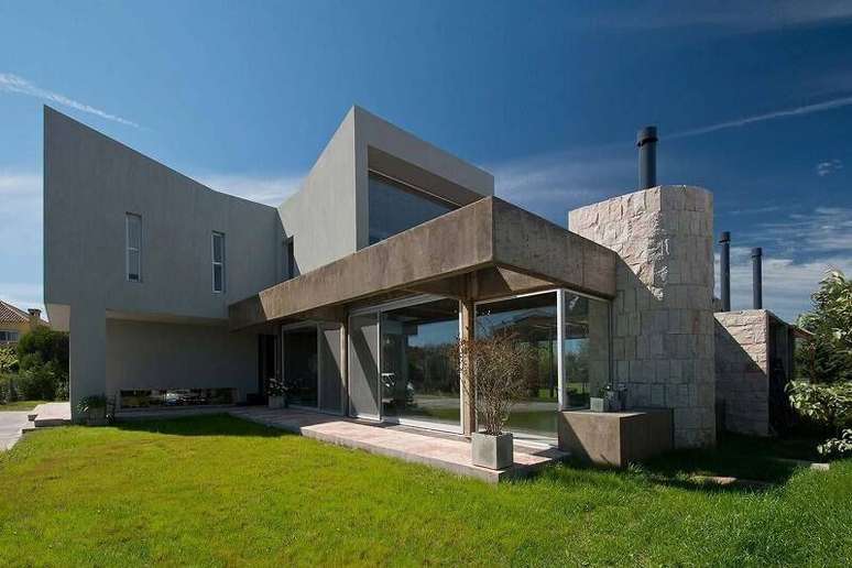 20. As pedras são capazes de enfeitar a fachada da casa. Projeto por Estudio Sespede.
