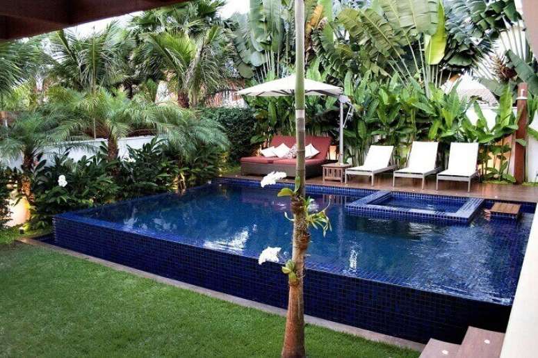 64. Casas com piscina com borda infinita e plantas ornamentais encantam a &aacute;rea externa. Projeto por RAWI Arquitetura + Interiores