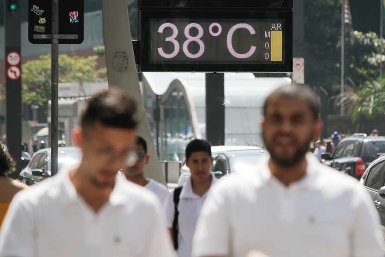 Pedestres enfrentam forte calor e baixo nível de umidade do ar na Avenida Paulista.