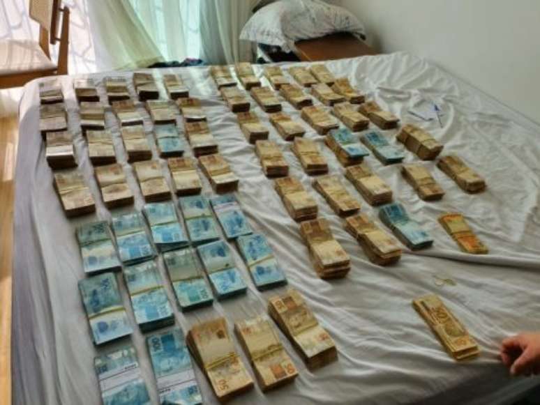 Agentes encontraram R$ 600 mil no apartamento.