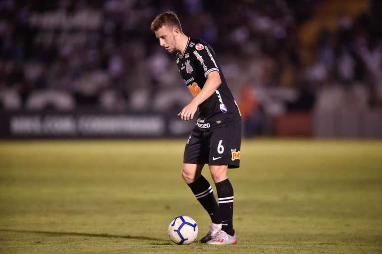 Carlos Augusto soma 13 atuações pelo Corinthians na atual temporada (Foto: Djalma Vassão/Gazeta Press)