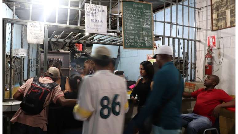 Nos locais mais populares, muitos consomem cocuy, bebida barata e de alta concentra&ccedil;&atilde;o alco&oacute;lica