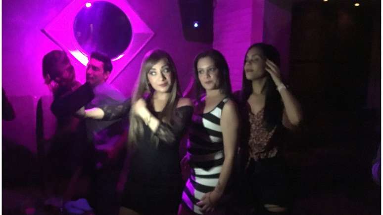 Jovens aproveitam para abastecer suas redes sociais com selfies e fotos de grupo