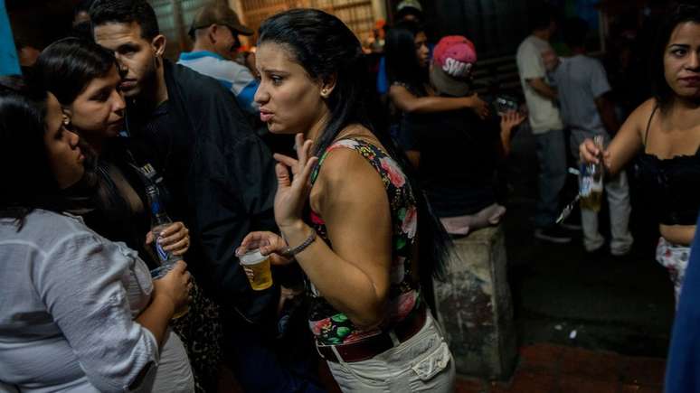 Ainda h&aacute; gente disposta a se divertir &agrave; noite na capital da Venezuela
