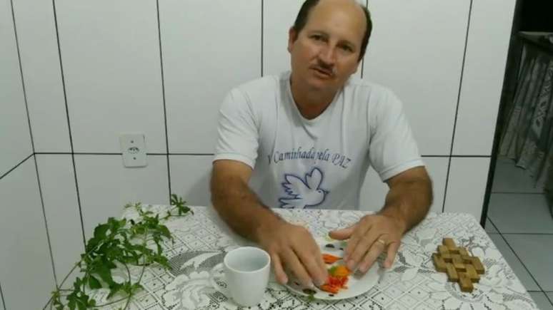 YouTuber brasileiro diz que melão-de-são-caetano cura câncer, mas não há comprovação científica disso; procurado pela BBC, ele colocou o vídeo em modo privado