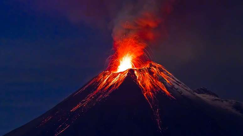 As extinções em massa estão relacionadas a catástrofes ambientais devastadoras, especificamente grandes erupções vulcânicas