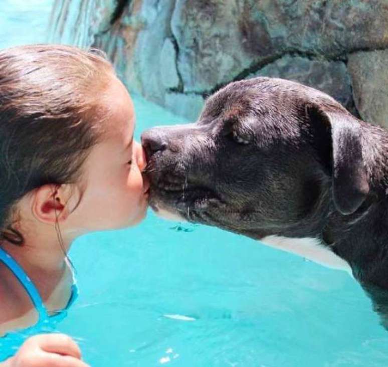 O amor entre a pequena Scarlett e Lebowski, o pitbull que foi resgatado pela familia da garota. 