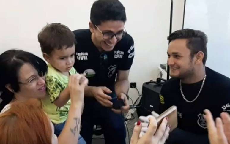 Policiais fizeram brincadeiras e conseguiram colher as digitais do pequeno Daniel Nahin Ramos Moreira, de 2 anos, em Goiânia.