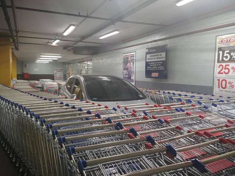 Funcionários colocaram os carrinhos do supermercado ao redor do veículo sem causar danos.