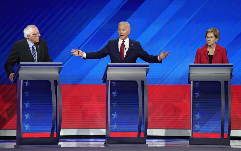Pré-candidados presidenciais democratas Biden, Sanders e Warren durante debate
12/09/2015
REUTERS/Mike Blake