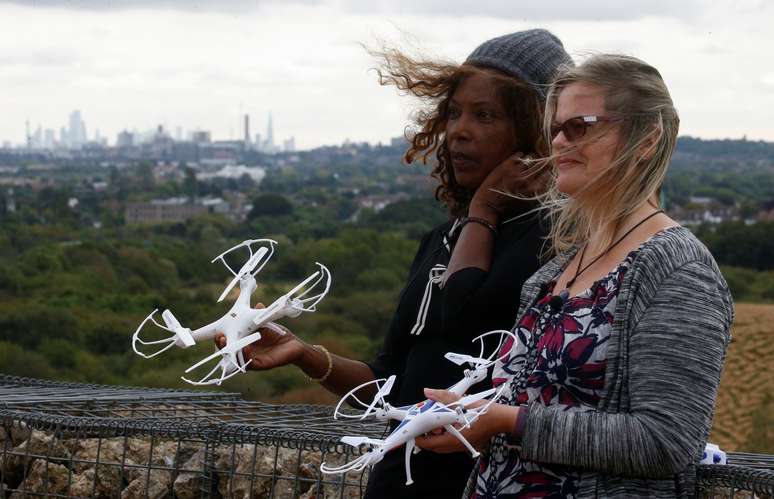 Ativistas Valerie Milner-Brown e Linda Davidsen seguram drones perto do aeroporto de Heathrow, em Londres
12/09/2019
REUTERS/Henry Nicholls