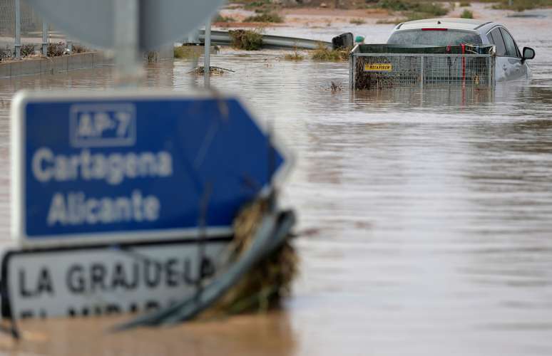 Placas de sinalização rodoviária parcialmente encobertas por alagamento provocado por chuvas em San Javier, na Espanha
13/09/2019
REUTERS/Sergio Perez