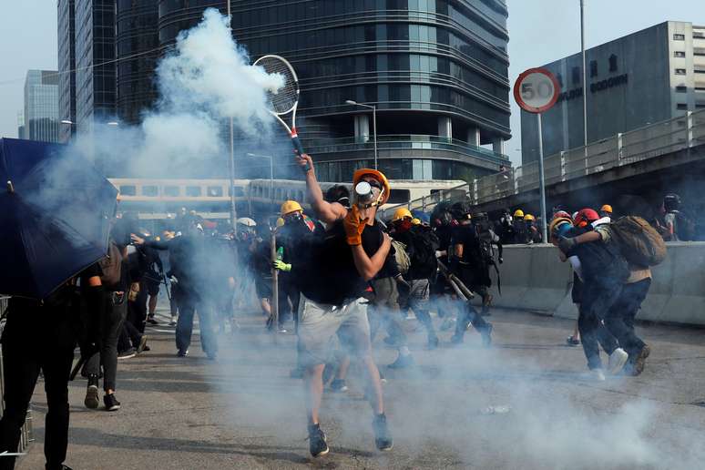 Manifestante usa raquete de tênis para rebater lata de gás lacrimogêneo lançada pela polícia durante protesto em Hong Kong
24/10/2019
REUTERS/Tyrone Siu
