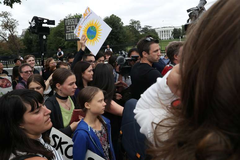 Ativista sueca Greta Thunberg e manifestantes protestam perto da Casa Branca
13/09/2019
REUTERS/Leah Millis