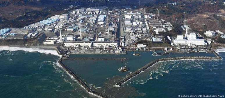 Vista área da usina nuclear avariada em Fukushima