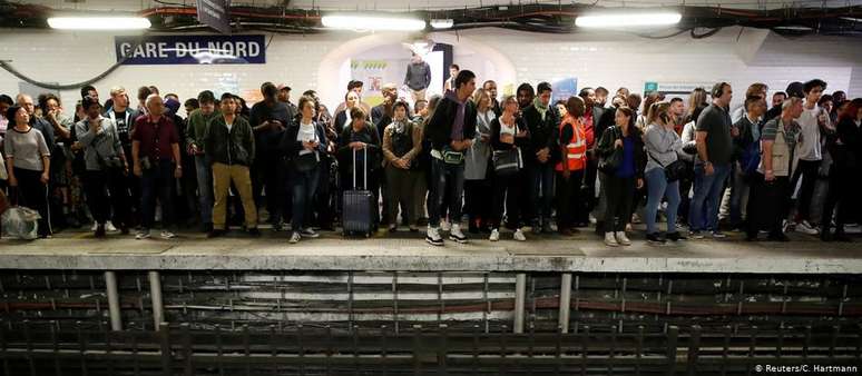 Dez das 16 linhas de metrô da capital francesa não funcionaram 