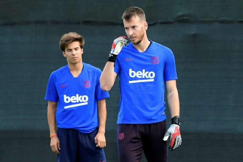 Neto treina com o elenco do Barcelona (Foto: AFP)