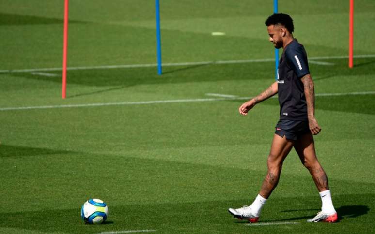 Neymar precisará trabalhar para recuperar admiração da torcida do PSG (Foto: MARTIN BUREAU / AFP)