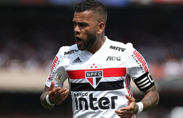 Daniel Alves pode jogar pela primeira vez em sua posição de origem no São Paulo (Foto: Rubens Chiri/São Paulo)