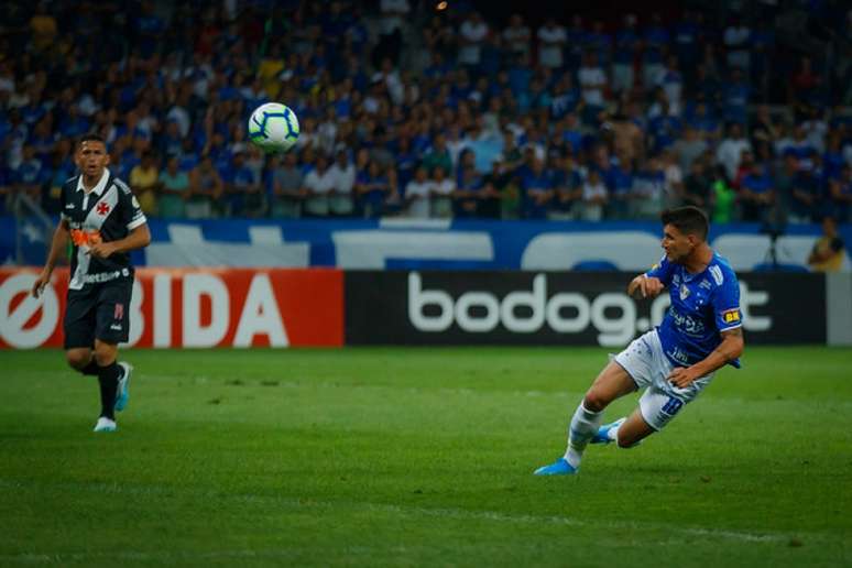 Thiago fez uma publicação contestando a notícia dada pela TV Globo de que estaria fora do duelo com o Palmeiras- (Foto: Vinnicius Silva/Cruzeiro)