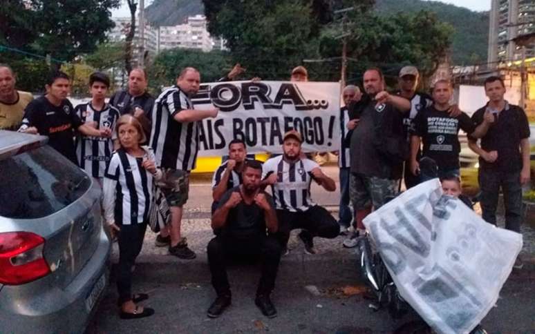 Torcedores do Botafogo em General Severiano (Foto: Rodrigo Portella/LANCE!)