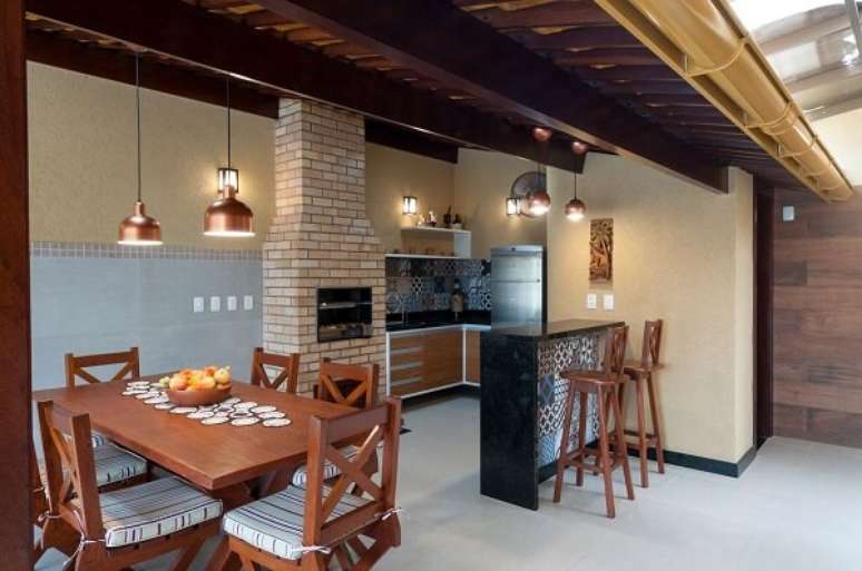 62- Área de churrasco feita em tijolinhos com pendentes de cobre. Projeto por Bernal Projetos