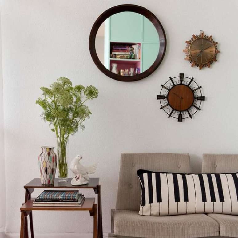 42. Decora&ccedil;&atilde;o simples com espelho para sala.