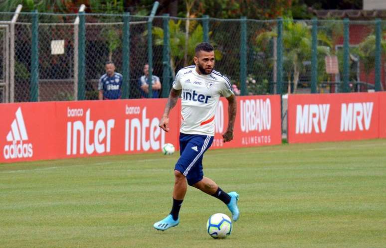 Neste domingo, Daniel Alves deve atuar na lateral (Foto: Érico Leonan / saopaulofc.net)