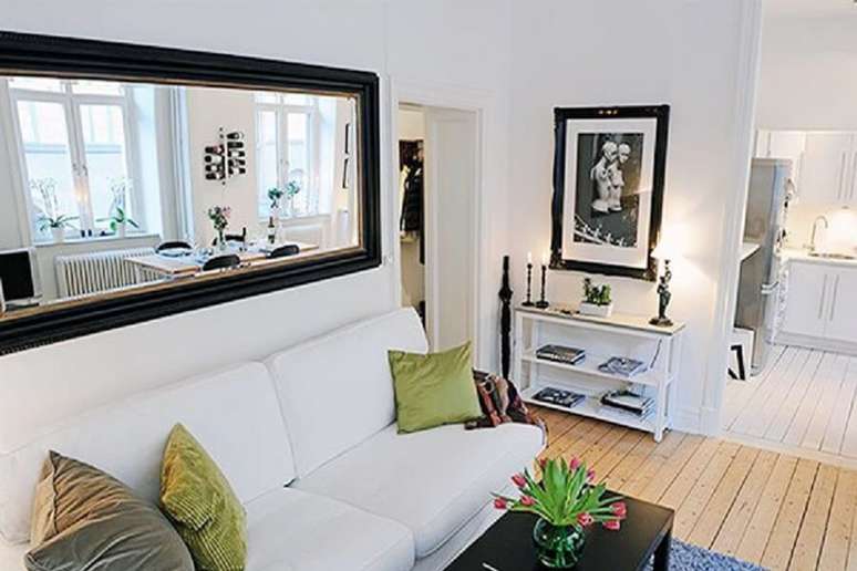 35. Mesmo os modelos de espelhos que tem uma&nbsp; moldura simples podem dar um up na decora&ccedil;&atilde;o.