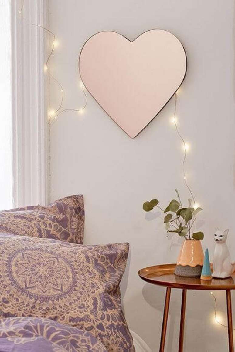 63. Modelo de espelho decorativo rom&acirc;ntico em formato de cora&ccedil;&atilde;o &ndash; Foto: Urban Outfitters