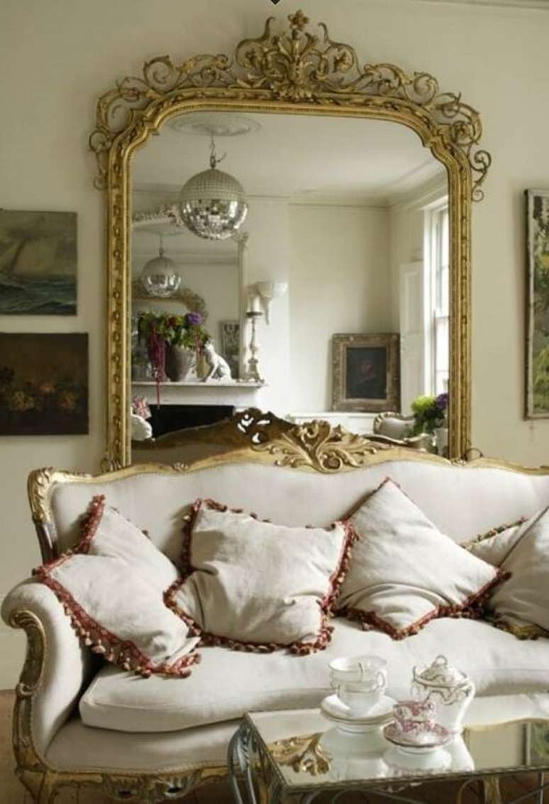21. Decora&ccedil;&atilde;o de sala com espelho em moldura cl&aacute;ssica.