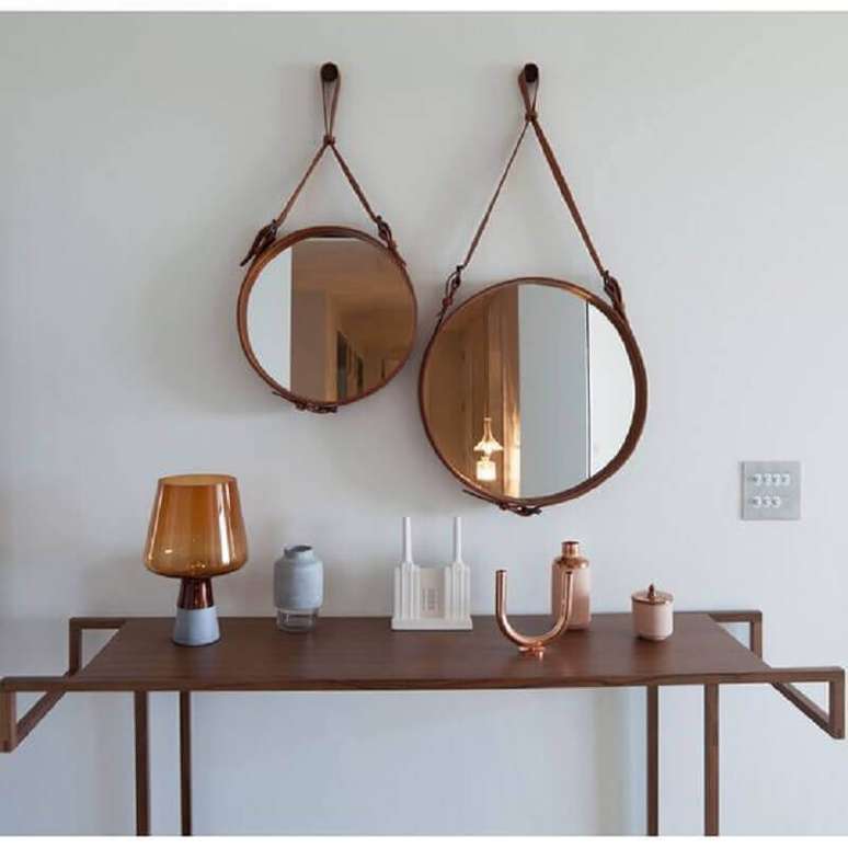 66. Os espelhos decorativos redondos com al&ccedil;a de couro s&atilde;o tend&ecirc;ncia na decora&ccedil;&atilde;o &ndash; Foto: Archilovers