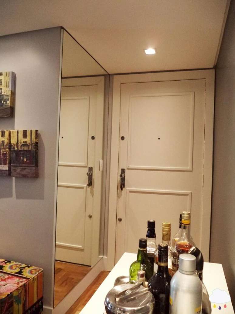 3. A decora&ccedil;&atilde;o com espelho em um corredor, garante a sensa&ccedil;&atilde;o de um ambiente maior.