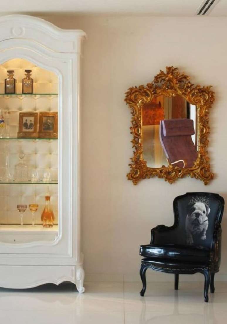 40. Invista em espelhos decorativos para decorar a sua sala